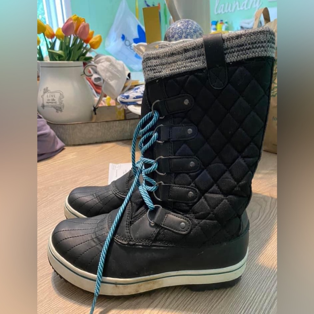 Women’s Totes duck boots. Good condition. Very warm.